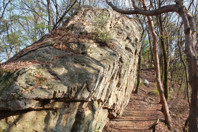 [문바위 - '하늘로 통하는 문'이라는 뜻으로 앞에서 백일치성을 드리면 아들을 점지해준다는 전설이 있음]