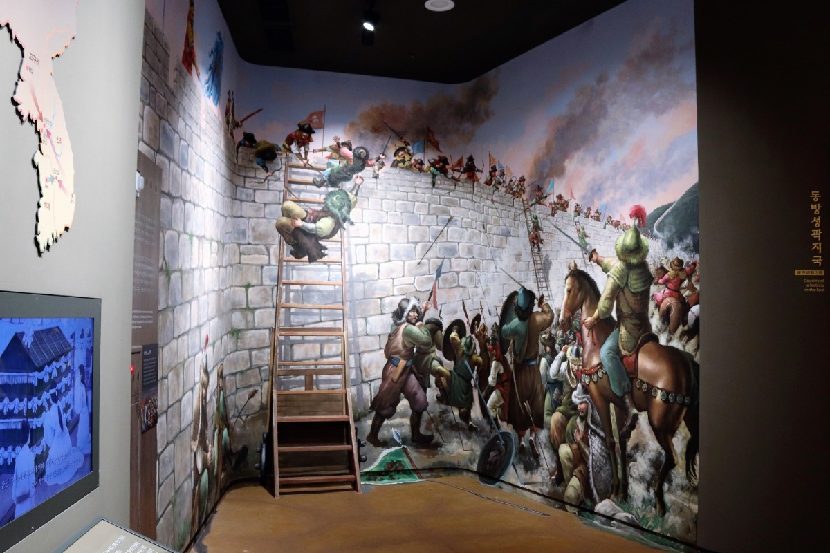 수비하는 고려군과 공격하는 몽고군의 전투 장면을 그려놓은 포토존