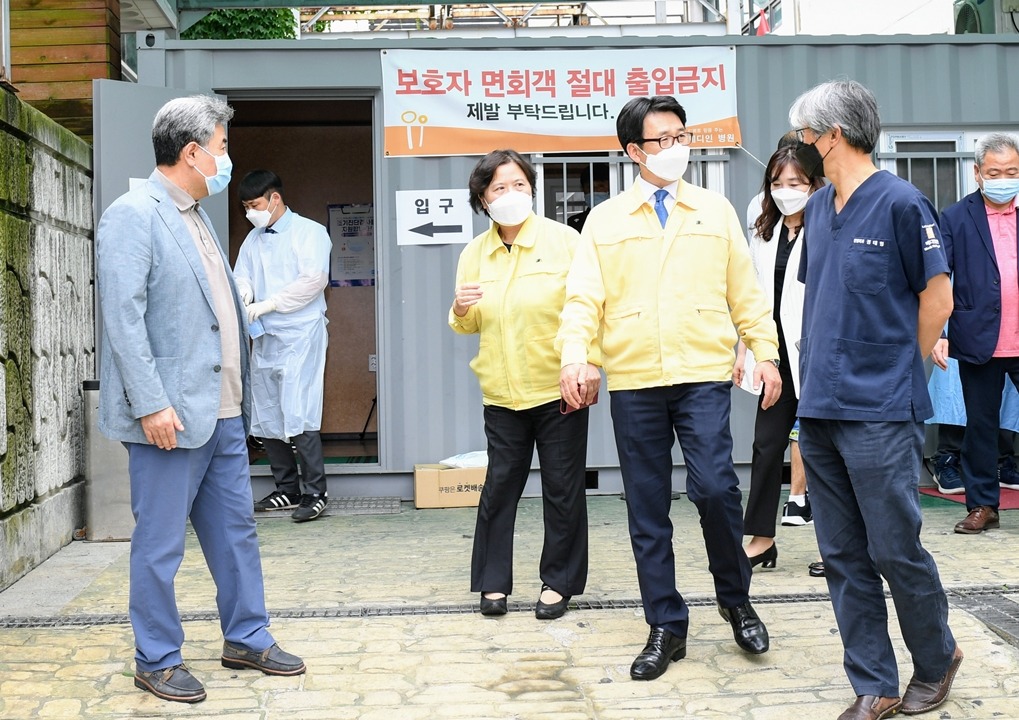 코로나19 관련 시설을 점검 중인 최종환 파주시장