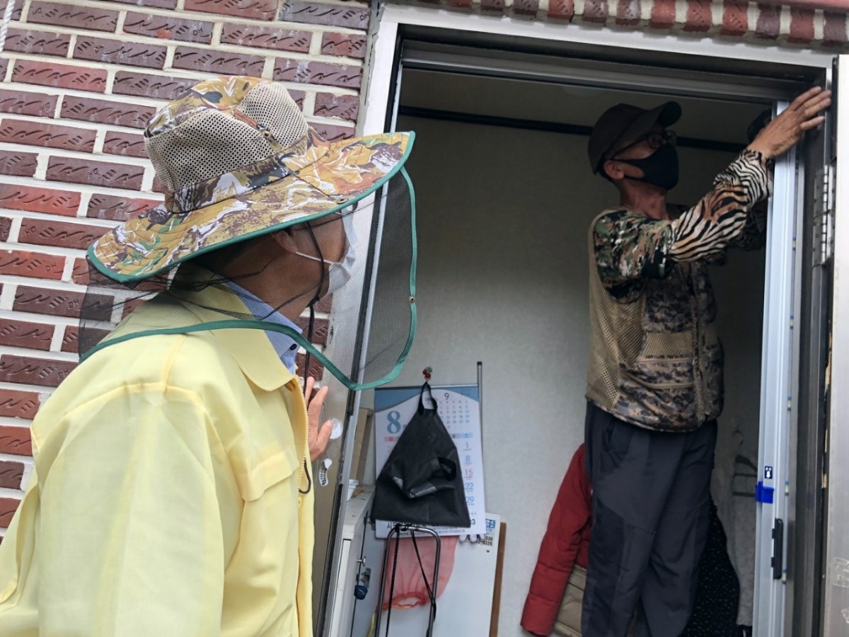 파주읍 '폭염 취약계층 슬기로운 여름나기' 사업의 방충망 설치 모습