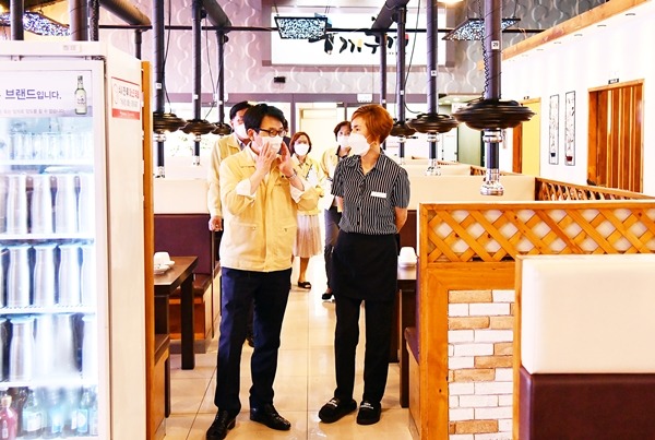 대형음식점 방역실태를 점검 중인 최종환 파주시장