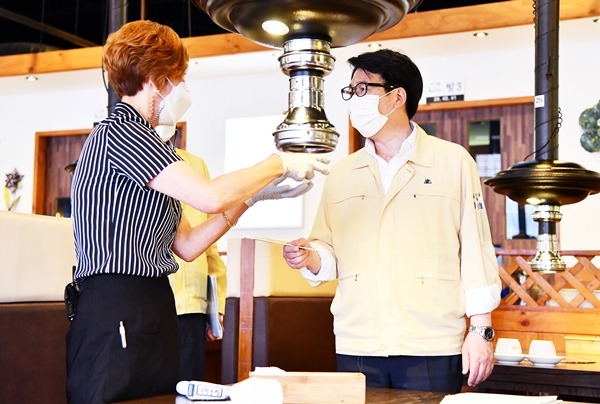 대형음식점 방역실태 점검 중인 최종환 파주시장