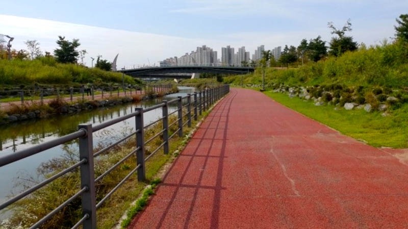 운정호수공원에서 공릉천으로 이어지는 산책로