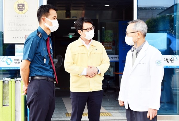 파주병원을 방문해 파주경찰서장, 파주병원장과 경비강화를 논의한 최종환 파주시장