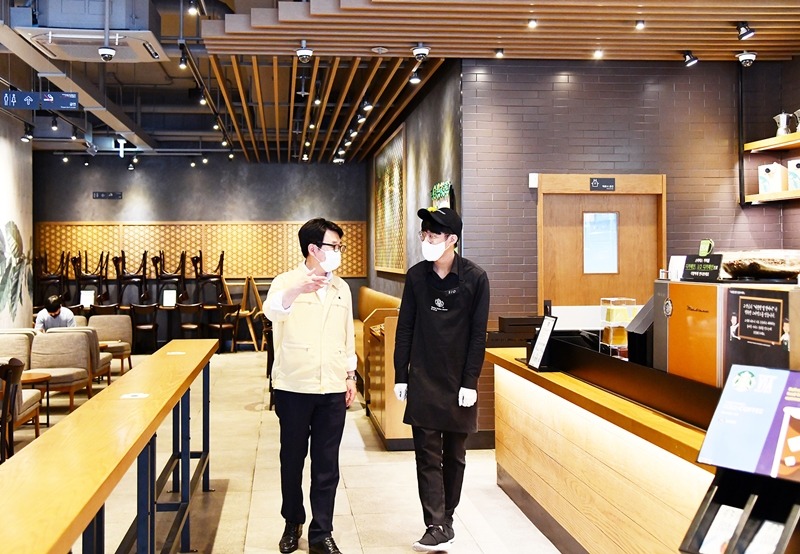 관내커피숍 점검중인 시장님