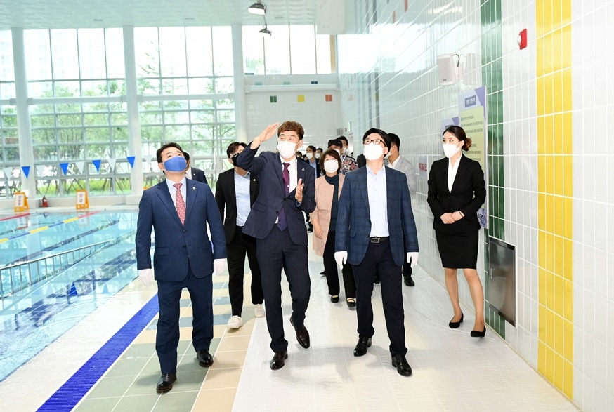 시설을 방문한 시장님