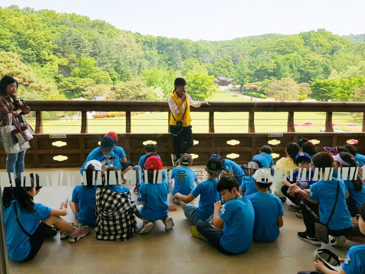 율곡기념관에서 어린이들에게 역사 교육 시키는 모습