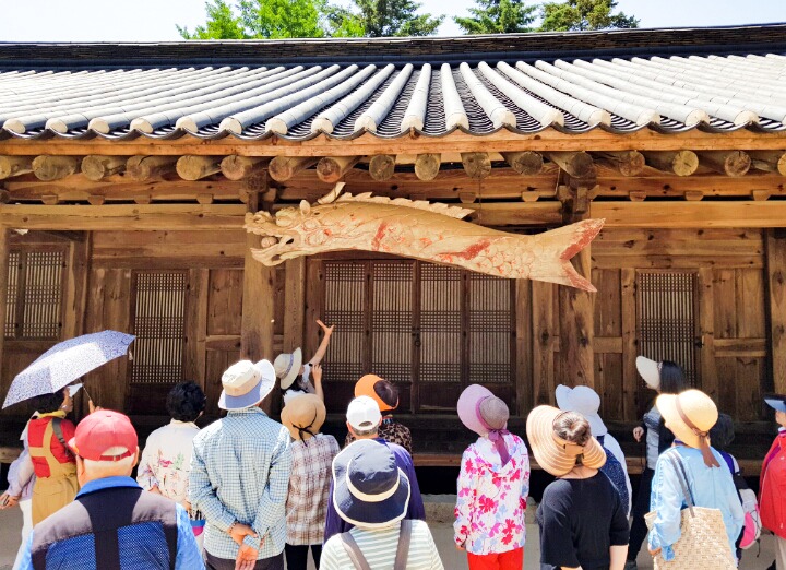   보광사에서 시민들에게 문화해설 하는 모습