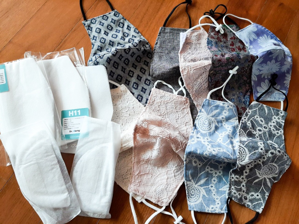 수제 천 마스크(오른쪽)와 교체용 필터(왼쪽)