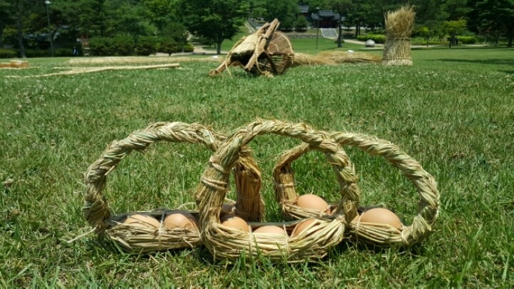 짚풀 공예의 하나인 계란 꾸러미 만들기