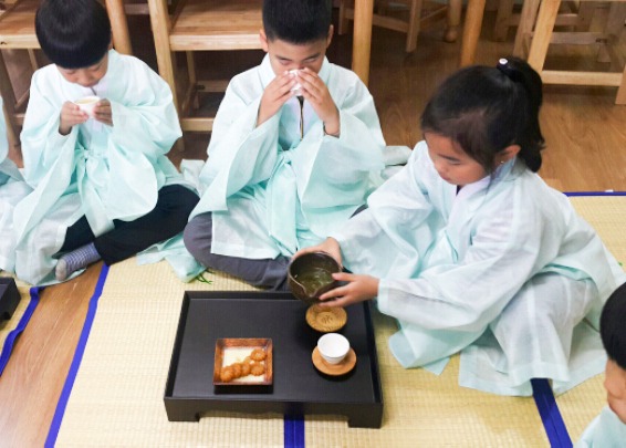 전통 예절교육을 받는 어린이들