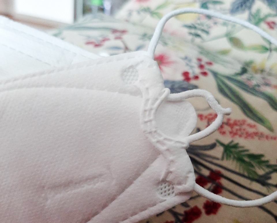 양 옆의 끈으로 얼굴 크기에 맞게 조절할 수 있는 마스크