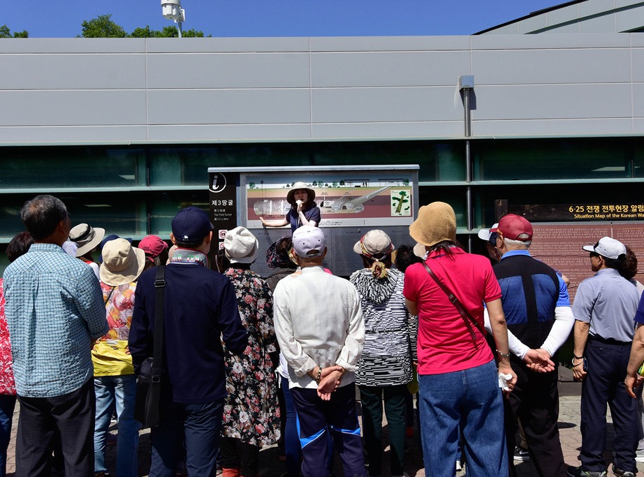 제3땅굴에서 역사 해설하는 모습