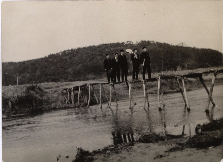 파주 기록물 공모전 전시 - 능산리 문산천 아가메 목다리(1964)