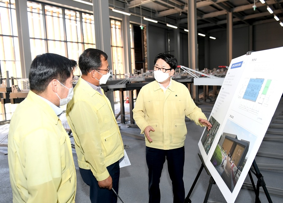 운정역 자전거주차장 조성 현장을 방문해 점검 중인 최종환 파주시장