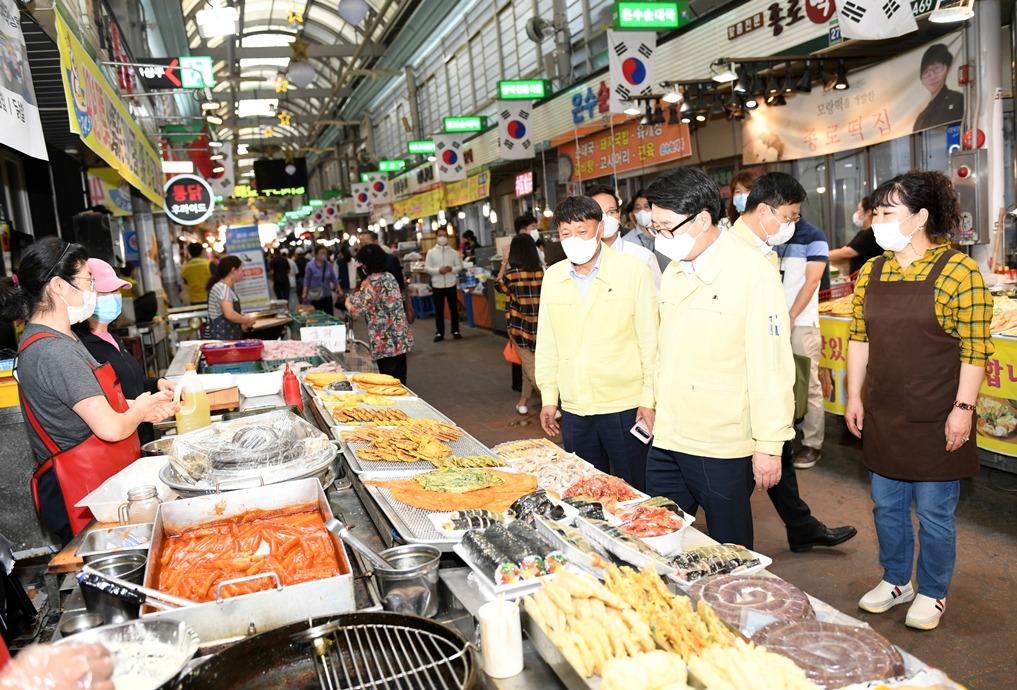 지난 21일 금촌전통시장을 방문해 점검 중인 최종환 파주시장