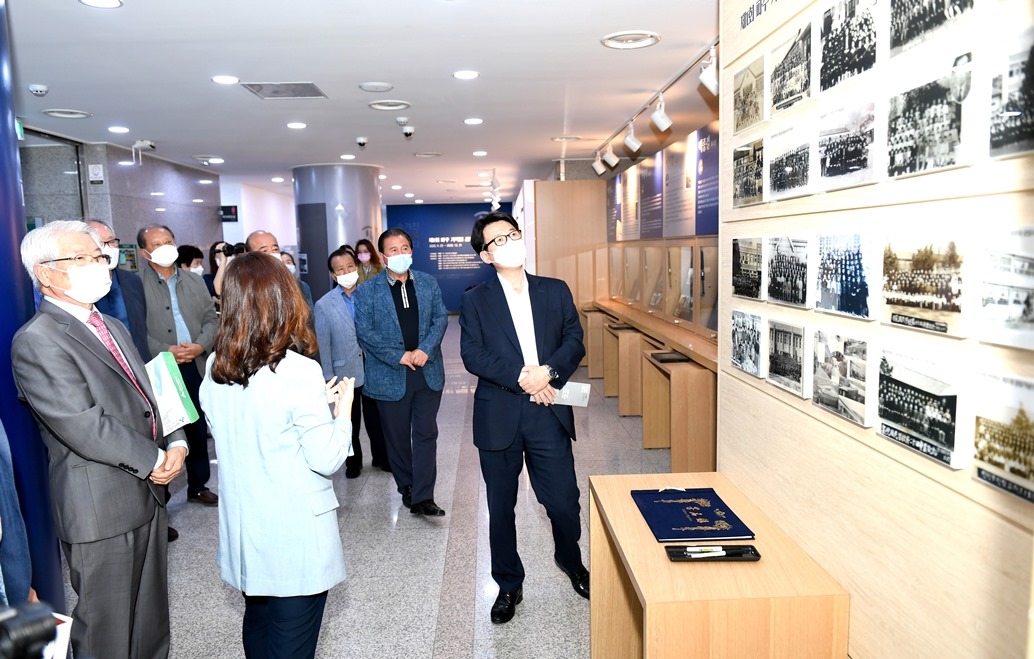 제1회 파주기록물 공모전 수상작 전시를 둘러보는 최종환 파주시장