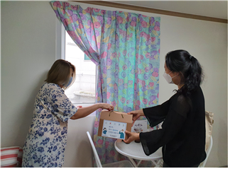 장애인에게 ‘응원꾸러미’를 전달하고 있다.