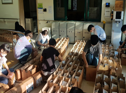 파주시장애인종합복지관에서 ‘응원꾸러미’를 만들고 있다.