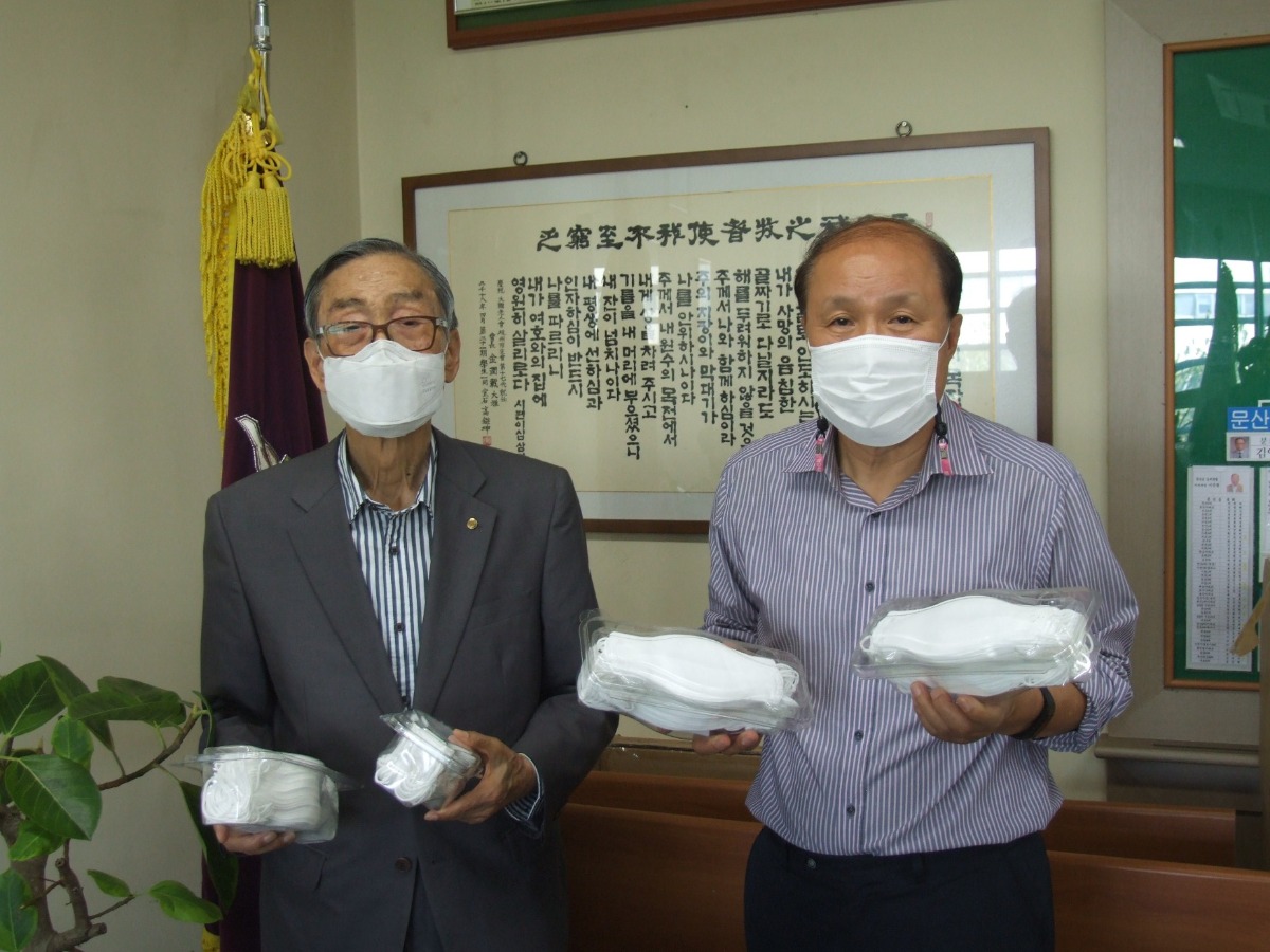마스크를 전달 받은  김윤재 대한노인회 파주지회장과 최영호 사무국장