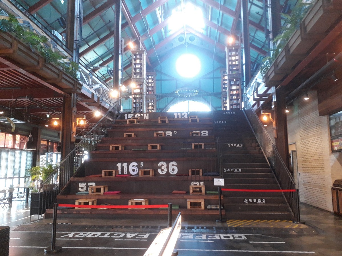 계단에 비치한 테이블이 이색적이다.