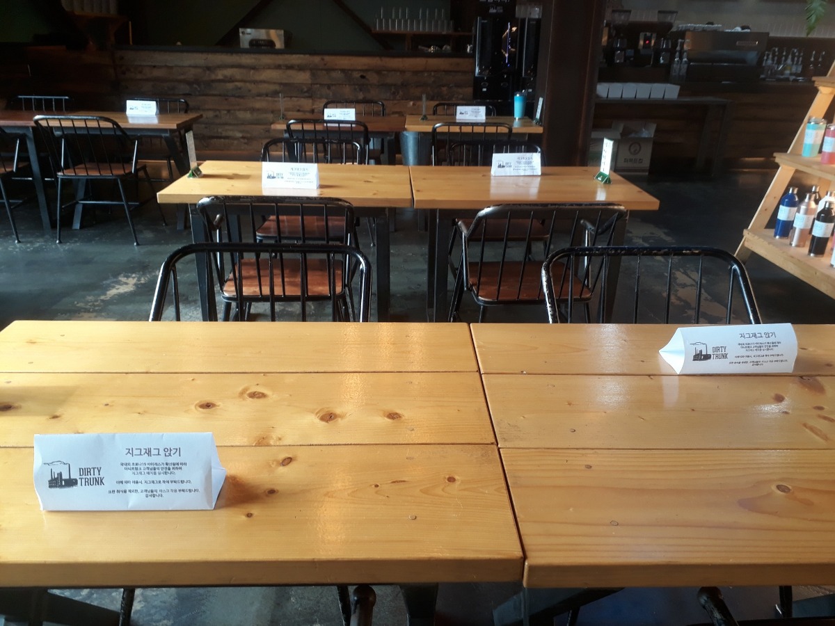 지그재그로 앉도록 안내판을 부착한 테이블