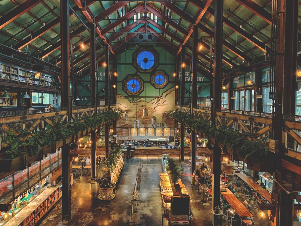 높은 층고 덕분에 공간감이 넓게 느껴진다.