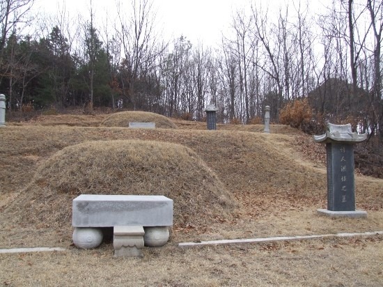 홍랑의 묘 뒤편으로 최경창 부부의 합장묘가 있다.