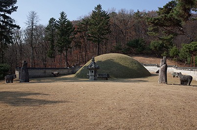 공릉(장순왕후) 능침. 왕이 아닌 왕비의 단릉이라서 석물 일부가 빠져 있다.