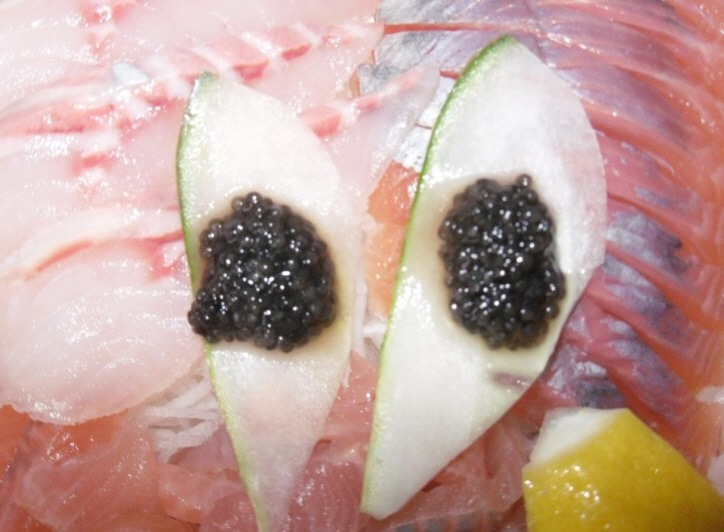 폭포어장에서 제공되는 캐비어