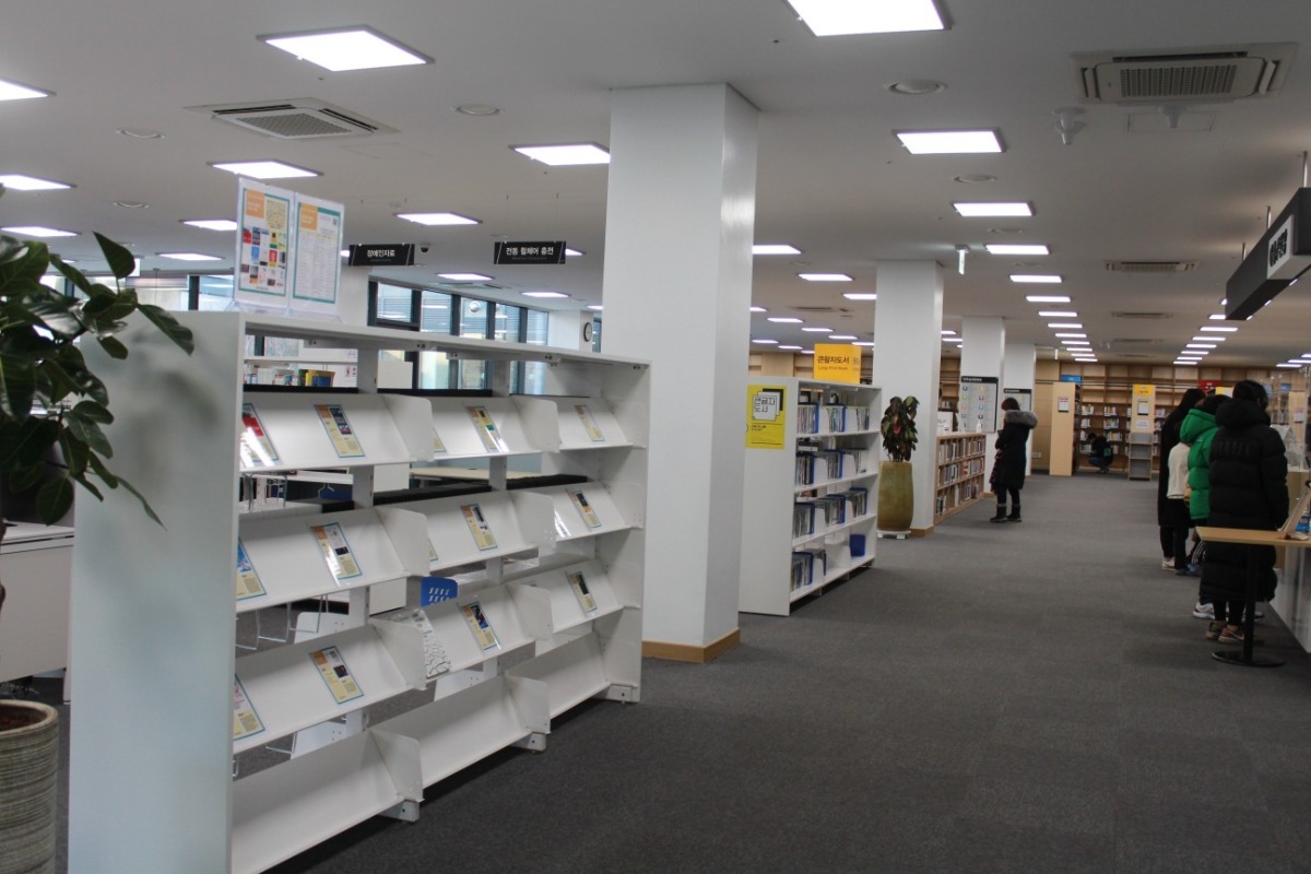 한울도서관 한편에 '2021년 그리고 미래'라는 주제로 도서가 전시돼 있다.