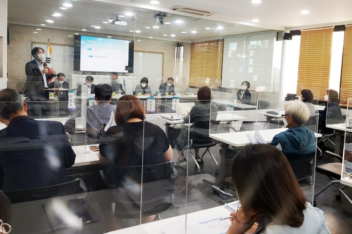 발제자가 사회적 경제의 나아갈 길에 대해 발표를 하고 있다.