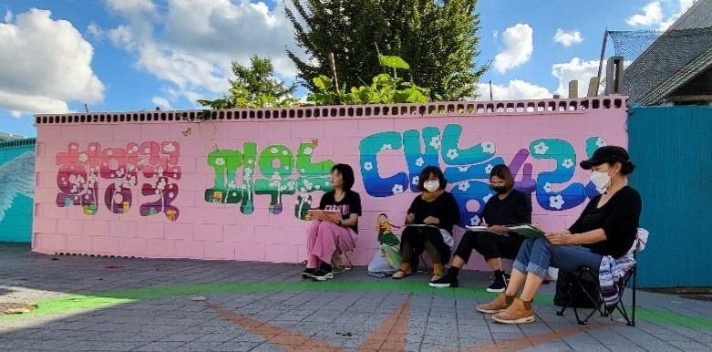 탄현면 대능리에서 자리잡고 앉아 그림을 그리는 DMZ_free팀