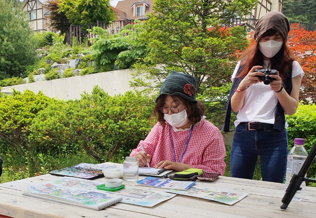 정을순 씨가 풍경을 스케치하는 모습