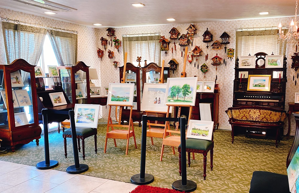 가평 스위스마을에 전시된 DMZ_free팀의 그림들