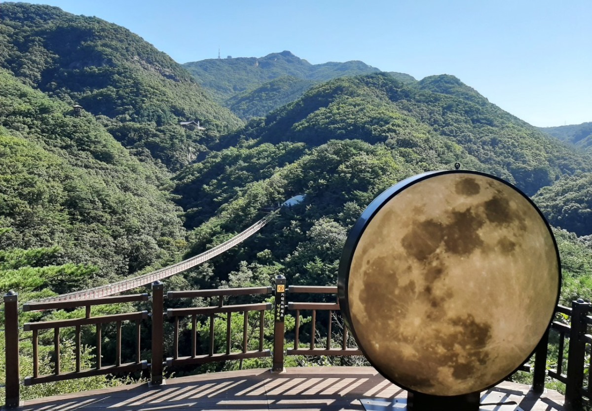 감악산 출렁다리 가는 길도 높지 않아 부담없는 등산 코스다.