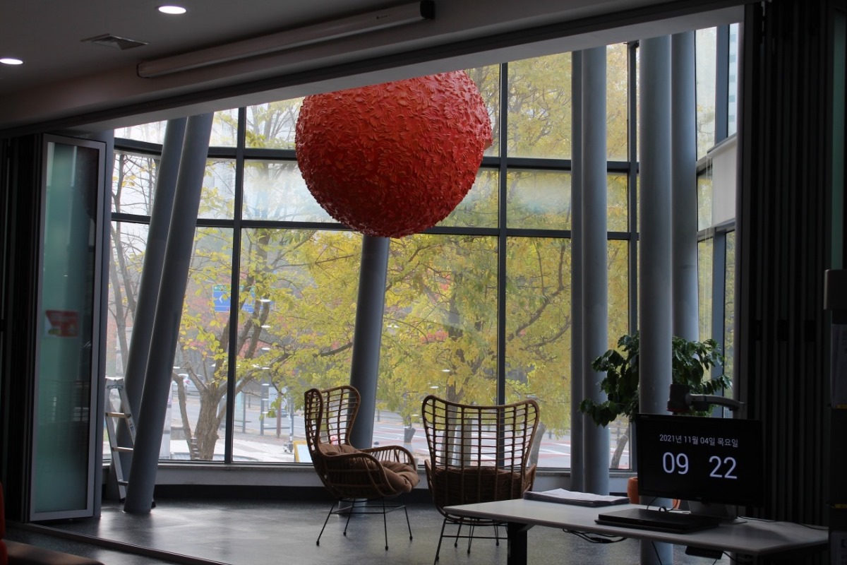 도서관 1층 커뮤니티실. 외부가 보이는 통창으로 디자인해 답답함을 없앴다.