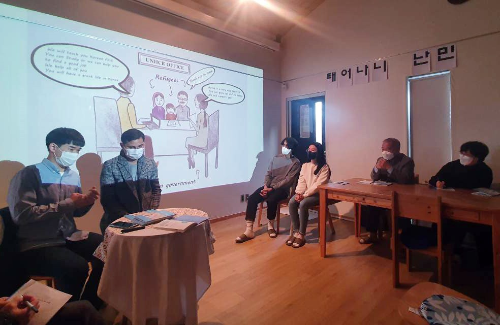 난민에 대해 대담하는 모습