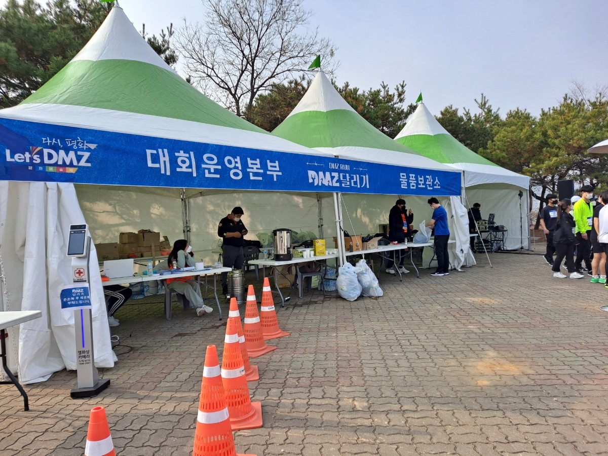 운영부스에서 스텝들이 대회를 준비하는 모습