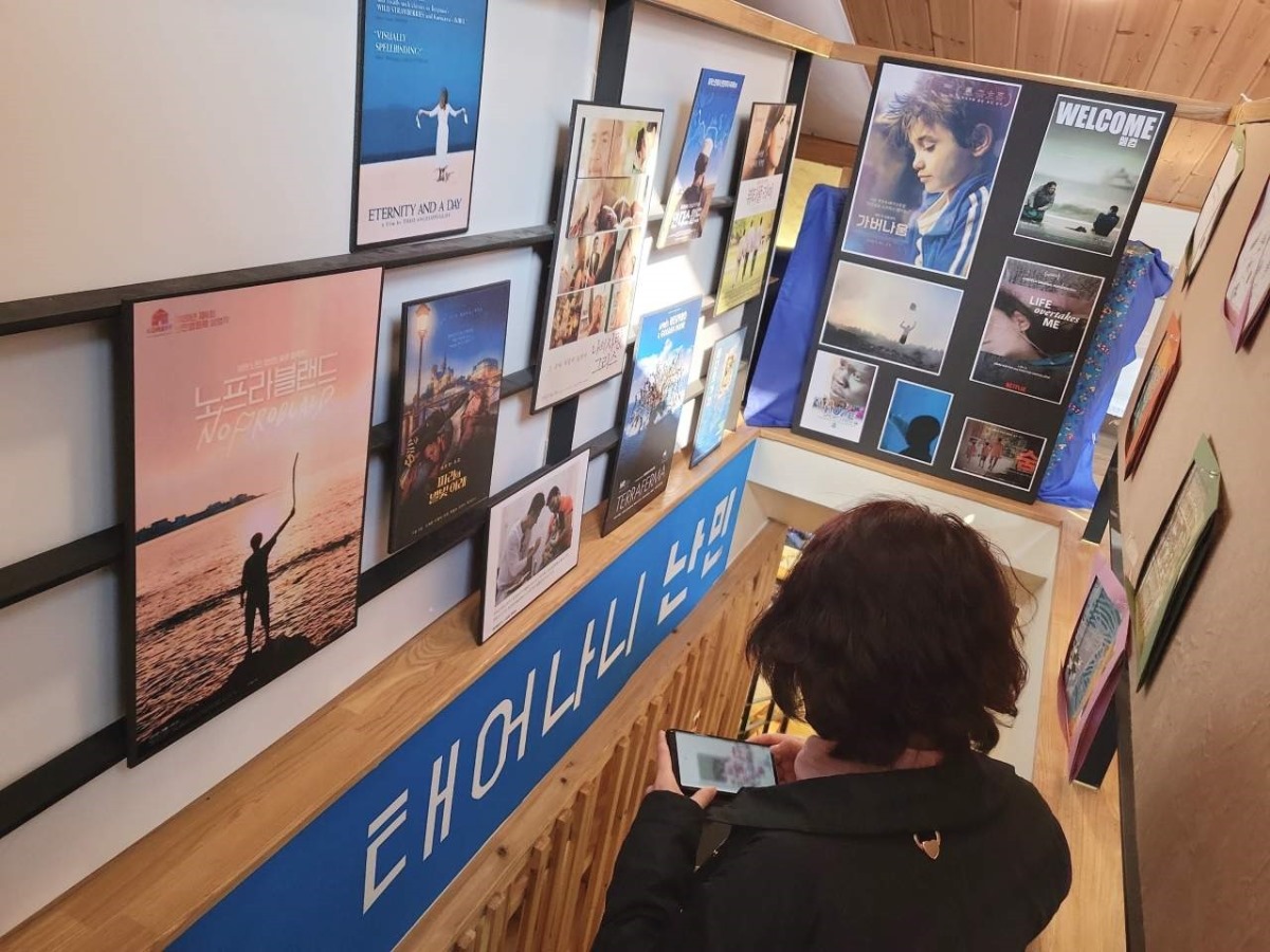 태어나니 난민이란 이름으로 난민 관련 전시를 하고 있다.