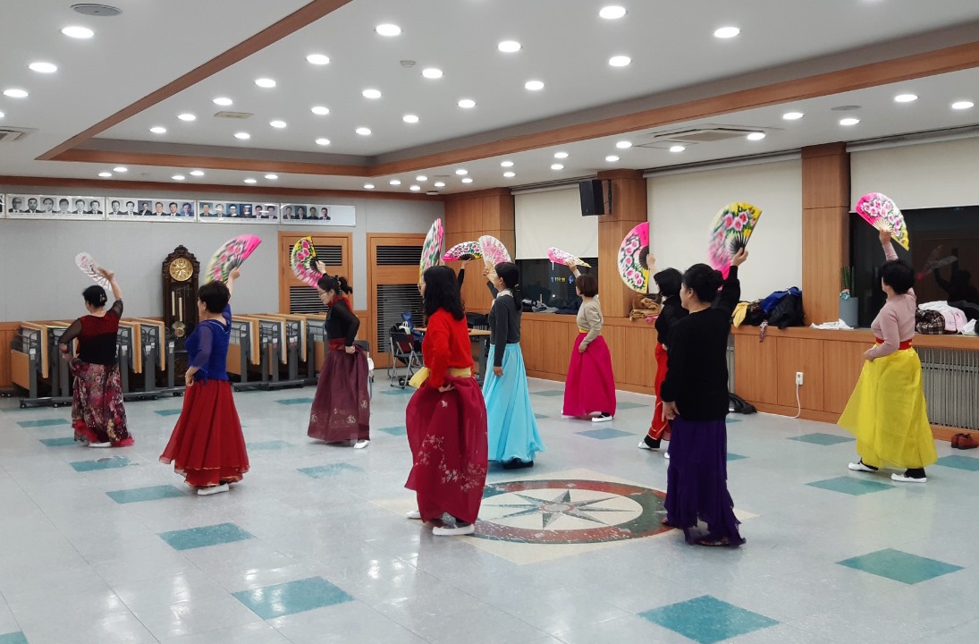 평화누리예술동호회 회원들이 부채춤 연습하는 모습