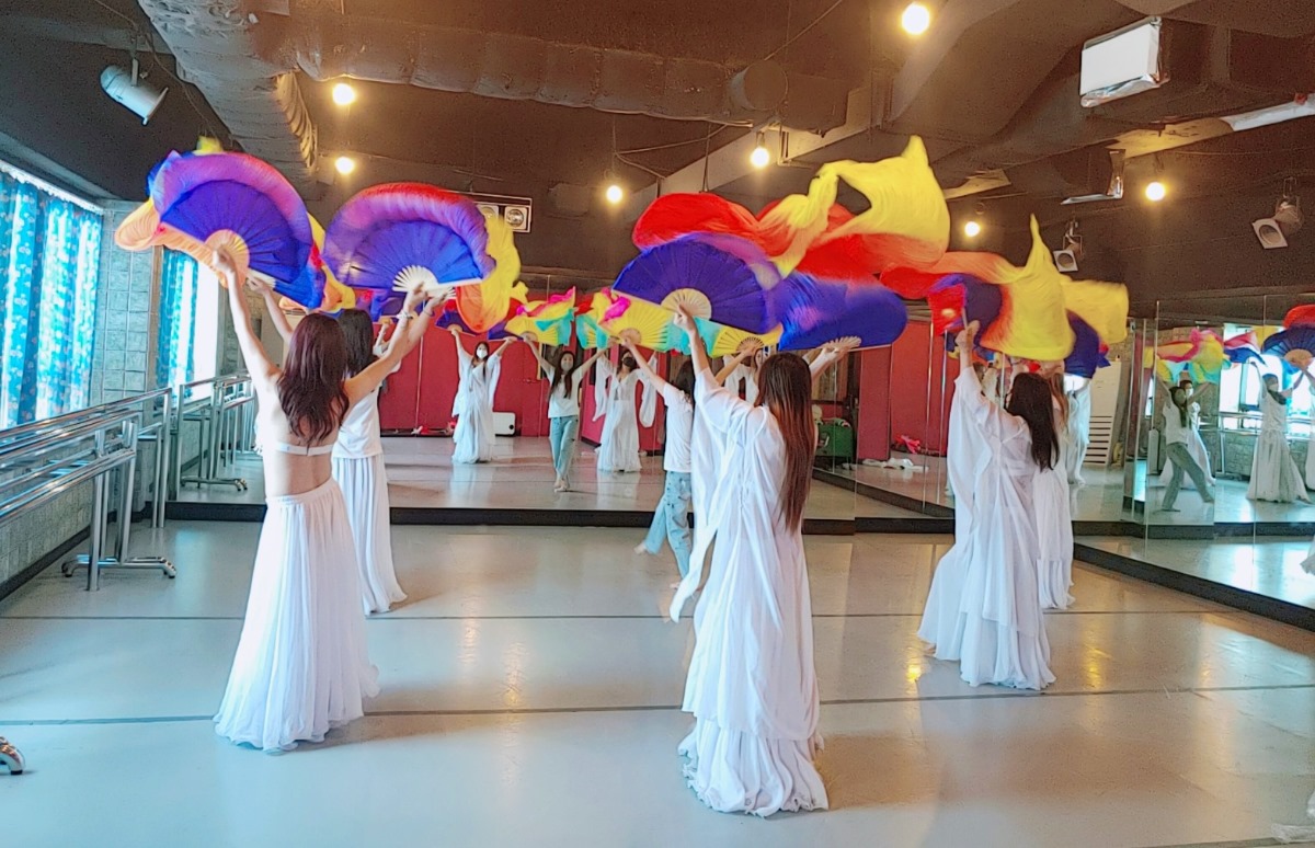 벨리 댄스 공연 연습하는 파주위드샤 회원들
