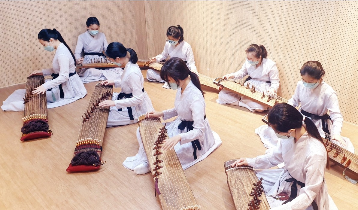 '청아한 여인들' 의 가야금 연주 연습