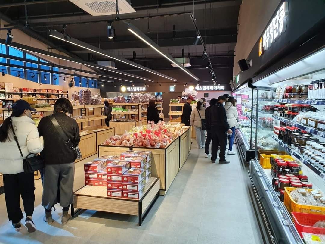 해스밀래 로컬푸드 매장에서 장을 보는 시민들