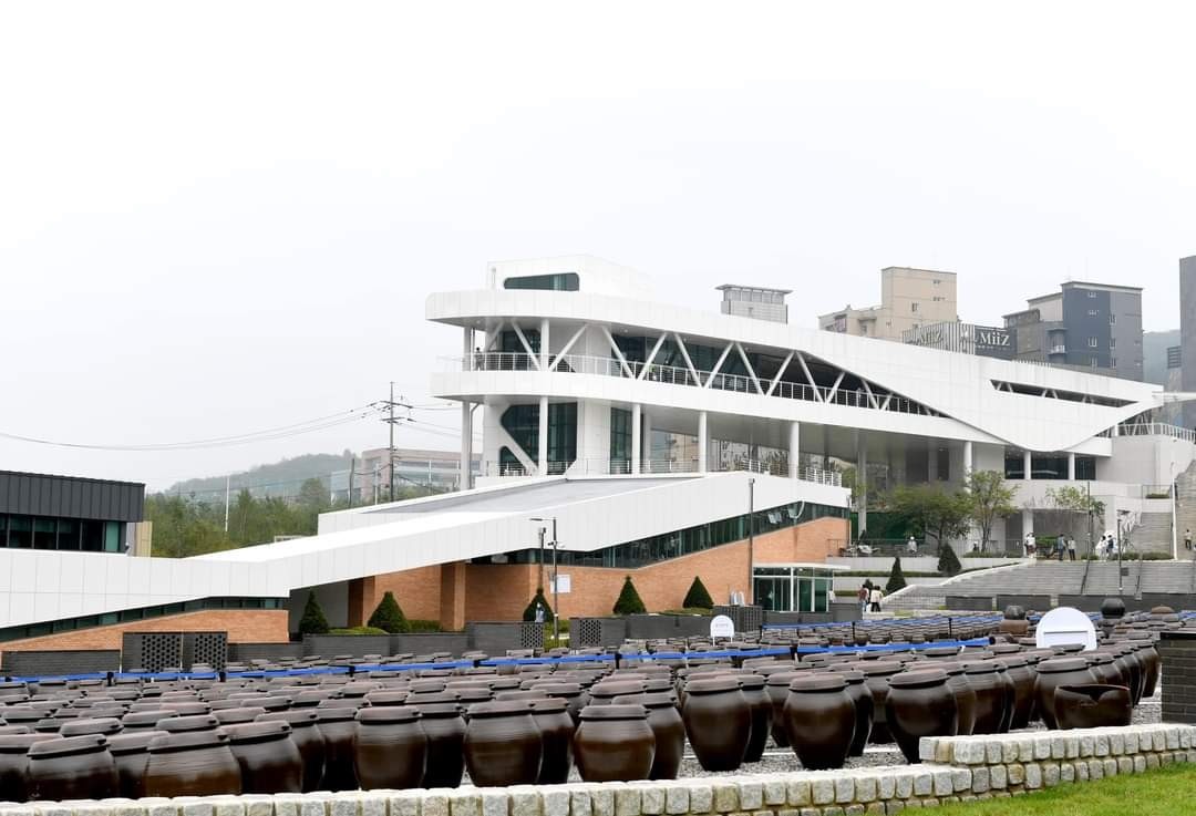 장단콩웰빙마루 바당에는 장단콩으로 담근 장이 담긴 항아리들이 가득하다.