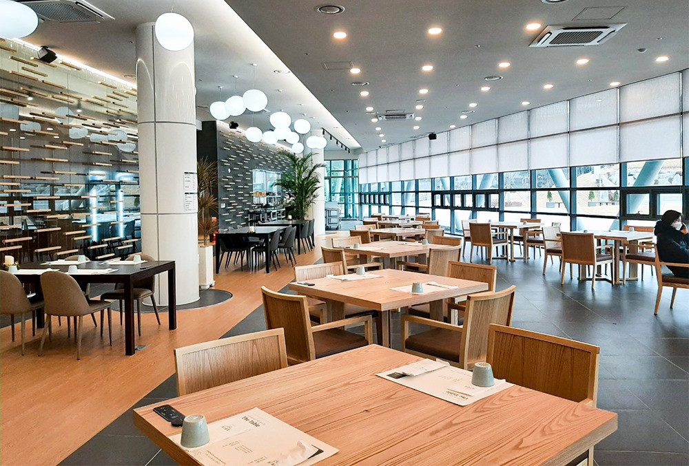 정갈하게 세팅돼 있는 ‘해스밀래 더 테이블’ 식당