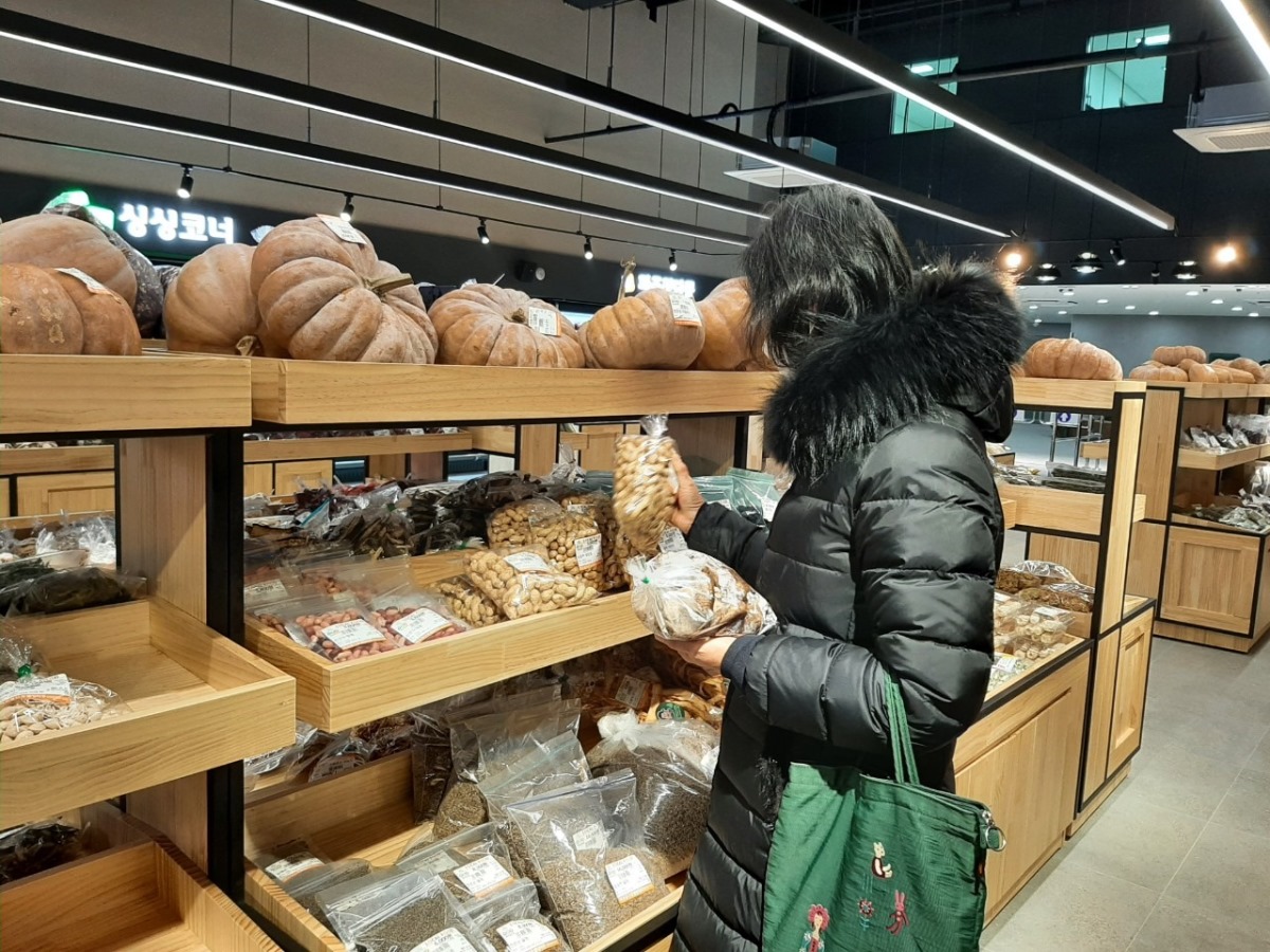한 시민이 파주농가에서 생산한 농산물을 살펴보고 있다.