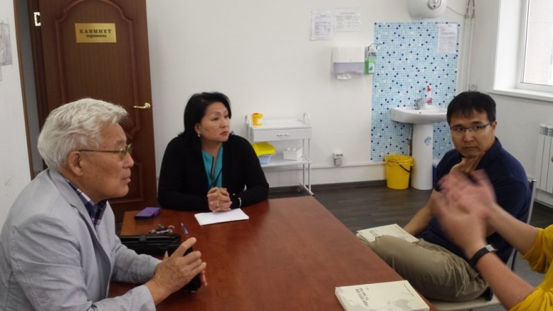2018년 사할린 주 한인협회 관리와 담화하는 모습