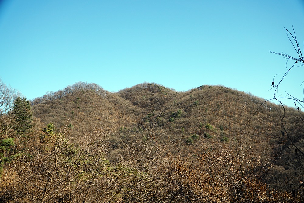 초리연에서 건너다본 삼봉산
