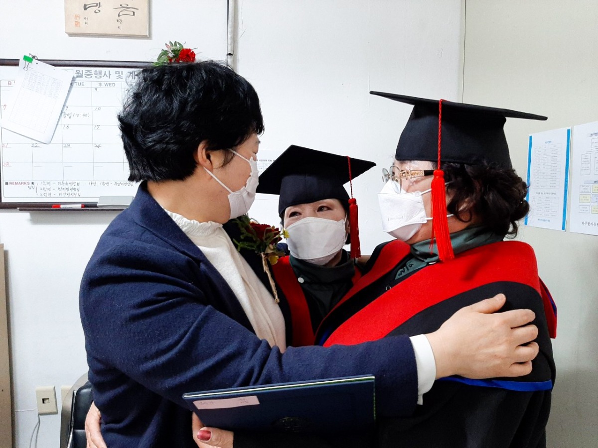 졸업생들을 축하하는 문순희 교장